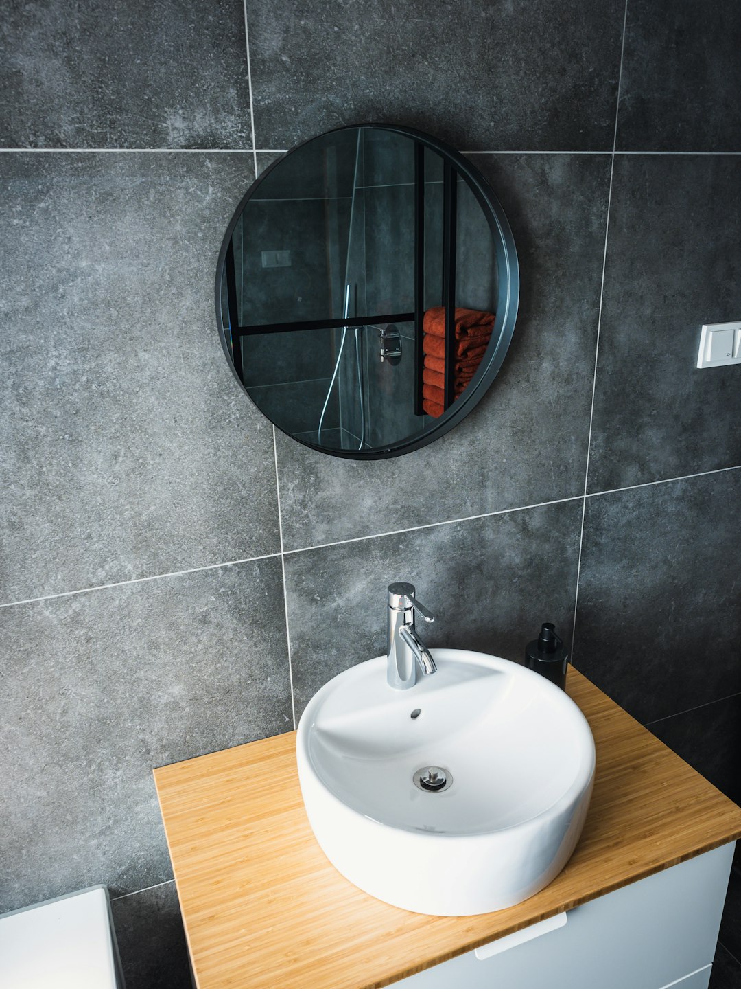 white-ceramic-sink-with-stainless-steel-faucet-o-62w2lz2nk